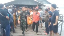 Evakuasi salah satu korban speed boat Cinta Putri yang pecah di perairan Nunukan, Rabu (29/1/2025).