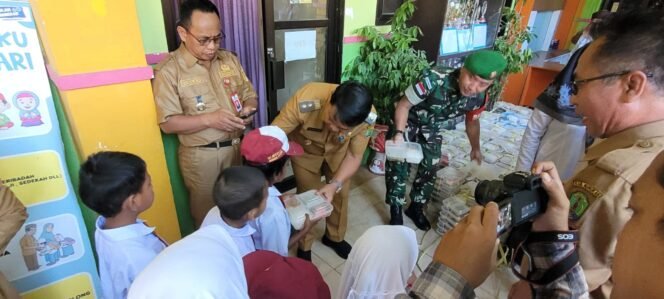 
					Ilustrasi : Wabup dan Kadisdik Nunukan saat memantau MBG perdana di SD wilayah Nunukan Selatan,