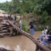 Video siswa SMAN I Krayan Selatan membantu temannya menyeberang sungai dengan ranting kayu viral di Medsos,