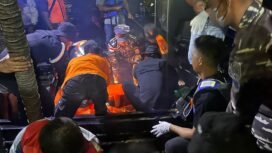 Evakuasi jenazah Nurdin, salah satu korban speed boat Cinta Putri yang pecah di perairan Nunukan, Rabu (29/1/2025).