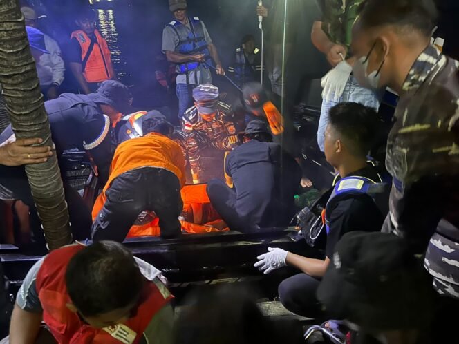 
					Evakuasi jenazah Nurdin, salah satu korban speed boat Cinta Putri yang pecah di perairan Nunukan, Rabu (29/1/2025).