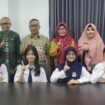 6 pelajar putri SMPN I Nunukan yang akan dikirim ke SMPN I Balikpapan untuk program Sister School, berfoto dengan Guru dan Kepala Dinas Pendidikan Nunukan,