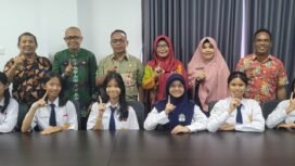 6 pelajar putri SMPN I Nunukan yang akan dikirim ke SMPN I Balikpapan untuk program Sister School, berfoto dengan Guru dan Kepala Dinas Pendidikan Nunukan,