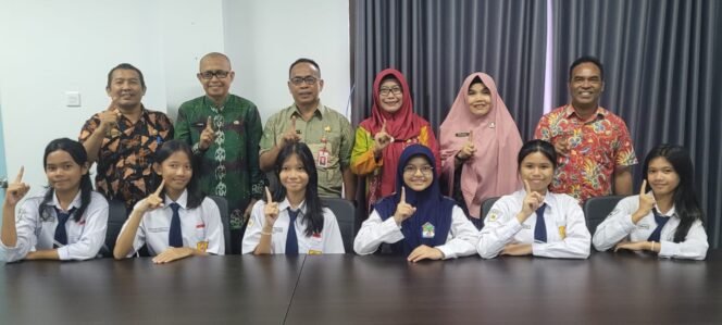 
					6 pelajar putri SMPN I Nunukan yang akan dikirim ke SMPN I Balikpapan untuk program Sister School, berfoto dengan Guru dan Kepala Dinas Pendidikan Nunukan,