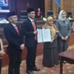 Irwan Sabri - Hermanus menerima SK Penetapan sebagai Bupati terpilih di Rapat Paripurna DPRD Nunukan, Senin (10/2/2025).