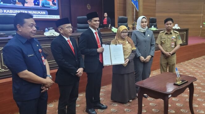 
					Irwan Sabri - Hermanus menerima SK Penetapan sebagai Bupati terpilih di Rapat Paripurna DPRD Nunukan, Senin (10/2/2025).