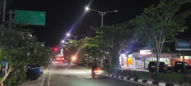
					Kondisi sejumlah PJU di Jalan Tien Soeharto, Nunukan Timur, sebelah menyala dan sebelahnya mati,
