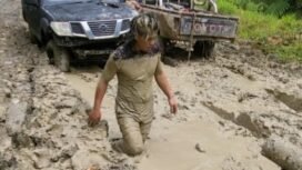 Gambaran jalan di Krayan saat musim hujan. Mobil double gardan sekalipun bakal tenggelam oleh lumpur,