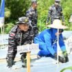 Danlanal Nunukan Kolonel Laut (P) Handoyo menanam benih cabai dalam program ketahanan pangan di perbatasan RI,
