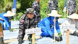 Danlanal Nunukan Kolonel Laut (P) Handoyo menanam benih cabai dalam program ketahanan pangan di perbatasan RI,