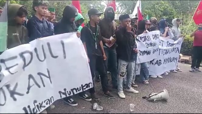 
					Demo Mahasiswa Nunukan, menyuarakan permasalahan daerah dan menuntut perbaikan kualitas pendidikan,