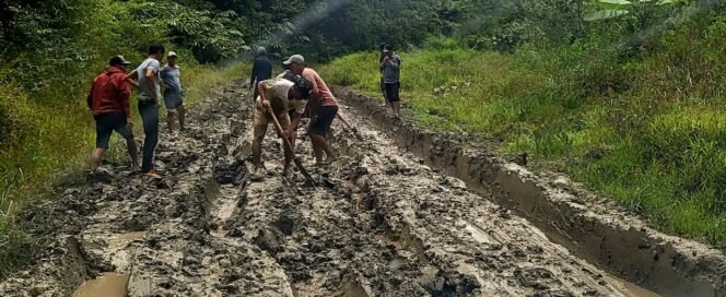 
					Sejumlah masyarakat Krayan Selatan, berusaha mengakali jalan berlumpur agar bisa dilewati kendaraan,