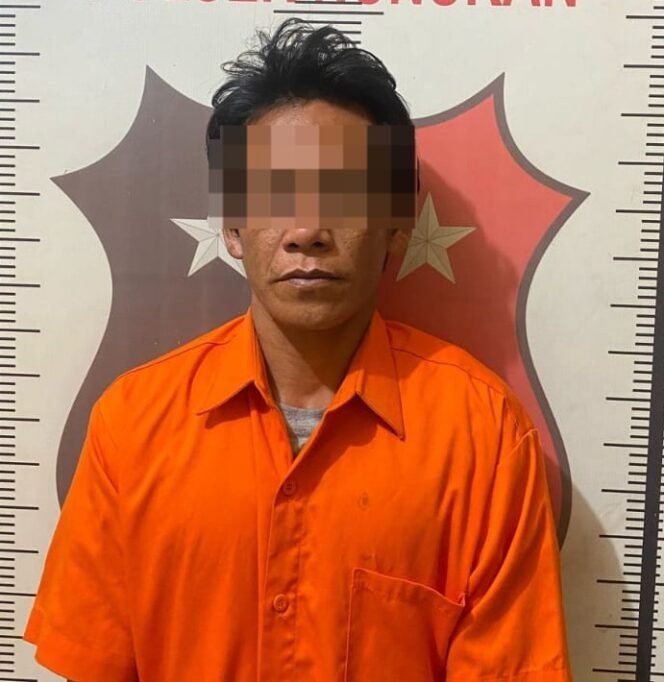 
					SUK (45) Warga Desa Binusan pelaku KDRT. SUK menganiaya istrinya dengan sapu, hingga punggungnya memar dan jari kelingkingnya patah,