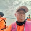 Petugas BPBD Nunukan melakukan pencarian korban terakhir SB Cinta Putri Ahmad Rahmadanil di perairan Tinabasan,
