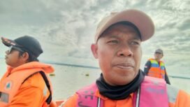 Petugas BPBD Nunukan melakukan pencarian korban terakhir SB Cinta Putri Ahmad Rahmadanil di perairan Tinabasan,