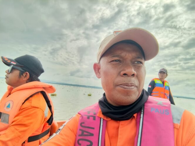 
					Petugas BPBD Nunukan melakukan pencarian korban terakhir SB Cinta Putri Ahmad Rahmadanil di perairan Tinabasan,