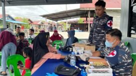 Pemeriksaan kesehatan gratis untuk warga pesisir di Kampung Bahari Nusantara, oleh TNI AL,
