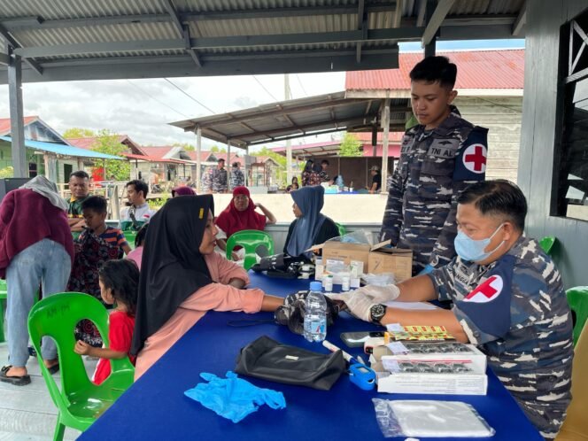 
					Pemeriksaan kesehatan gratis untuk warga pesisir di Kampung Bahari Nusantara, oleh TNI AL,