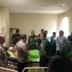 Pangdam VI/MLW Mayjen TNI Rudy Rachmat Nugraha dan Kapolda Kaltara, Irjen Pol Hary Sudwijanto, mengunjungi korban penyerangan Mapolres Tarakan,