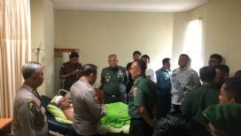 Pangdam VI/MLW Mayjen TNI Rudy Rachmat Nugraha dan Kapolda Kaltara, Irjen Pol Hary Sudwijanto, mengunjungi korban penyerangan Mapolres Tarakan,
