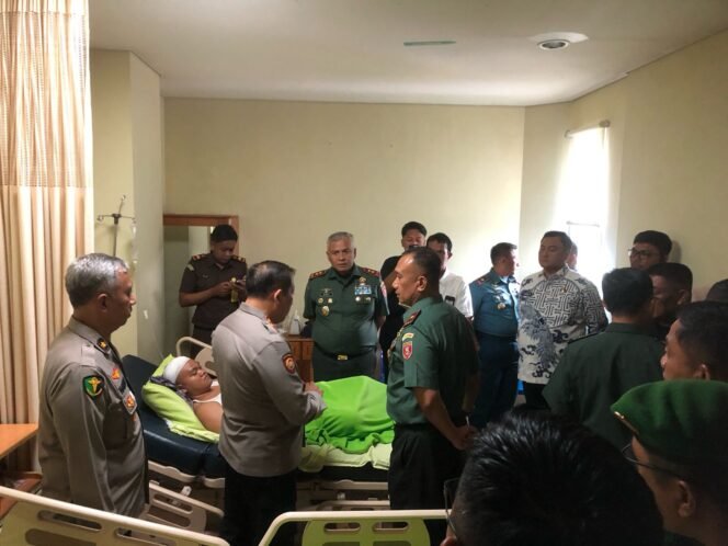 
					Pangdam VI/MLW Mayjen TNI Rudy Rachmat Nugraha dan Kapolda Kaltara, Irjen Pol Hary Sudwijanto, mengunjungi korban penyerangan Mapolres Tarakan,