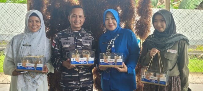 
					Danlanal Nunukan melaunching peyek rumput laut. Produk UMKM Jalasenastri ini diharap menjadi salah satu oleh oleh khas Nunukan dan menggeser produk Malaysia yang selama ini identik sebagai oleh oleh dari perbatasan negara,