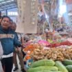 Petugas Dinas Perdagangan Nunukan bersama polisi menggelar operasi pasar, memantau harga barang jelang Ramadhan 1446 H.