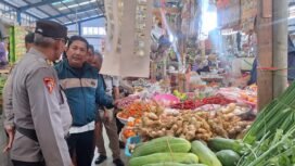 Petugas Dinas Perdagangan Nunukan bersama polisi menggelar operasi pasar, memantau harga barang jelang Ramadhan 1446 H.