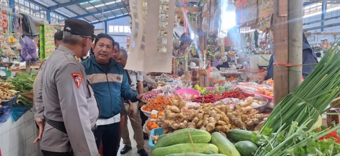 
					Petugas Dinas Perdagangan Nunukan bersama polisi menggelar operasi pasar, memantau harga barang jelang Ramadhan 1446 H.