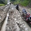 Kondisi jalan utama di dataran tinggi Krayan. Jalanan menjelma lumpur dan sulit dilewati kendaraan, mengakibatkan harga Sembako melambung dan suplay BBM PLTD terancam tak bisa masuk.
