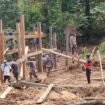 Pembangunan jembatan darurat pengganti Jembatan Sungai Bude di Krayan Selatan, yang hanyut diterjang banjir,