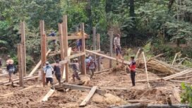 Pembangunan jembatan darurat pengganti Jembatan Sungai Bude di Krayan Selatan, yang hanyut diterjang banjir,