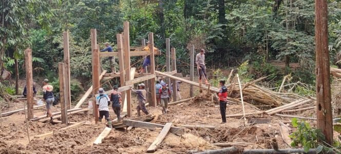 
					Pembangunan jembatan darurat pengganti Jembatan Sungai Bude di Krayan Selatan, yang hanyut diterjang banjir,
