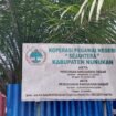 Plang Koperasi PNS 'Sejahtera' terpasang di pagar seng eks sekretariat koperasi di Jalan RA Kartini, Nunukan Tengah,