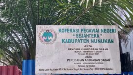 Plang Koperasi PNS 'Sejahtera' terpasang di pagar seng eks sekretariat koperasi di Jalan RA Kartini, Nunukan Tengah,