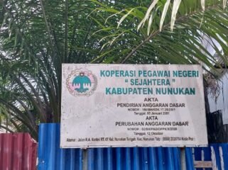 Plang Koperasi PNS 'Sejahtera' terpasang di pagar seng eks sekretariat koperasi di Jalan RA Kartini, Nunukan Tengah.