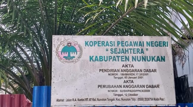 Plang Koperasi PNS 'Sejahtera' terpasang di pagar seng eks sekretariat koperasi di Jalan RA Kartini, Nunukan Tengah.