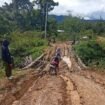 Masyarakat Desa Kurid, Krayan Barat kesulitan melewati jembatan yang lapuk dan amblas akibat banjir,