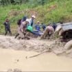 Ironi Krayan, sejumlah masyarakat mencoba mengeluarkan kendaraan dari jebakan lumpur di jalanan utama Krayan,