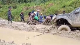 Ironi Krayan, sejumlah masyarakat mencoba mengeluarkan kendaraan dari jebakan lumpur di jalanan utama Krayan,