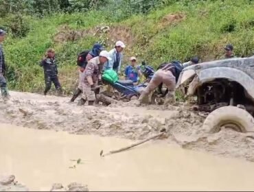 Ironi Krayan, sejumlah masyarakat mencoba mengeluarkan kendaraan dari jebakan lumpur di jalanan utama Krayan. Dok.Oktafianus Ramli.