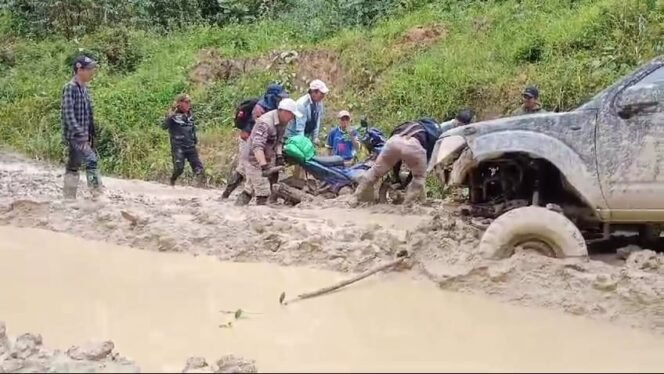 
					Ironi Krayan, sejumlah masyarakat mencoba mengeluarkan kendaraan dari jebakan lumpur di jalanan utama Krayan,