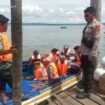 Danpos Pelayanan Dermaga Sei Bolong, Aipda Arya Agus Hasan, saat melakukan sosialisasi dan pemeriksaan penggunaan life jacket bagi penumpang speed boat,