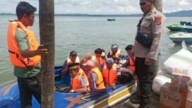 Danpos Pelayanan Dermaga Sei Bolong, Aipda Arya Agus Hasan, saat melakukan sosialisasi dan pemeriksaan penggunaan life jacket bagi penumpang speed boat,