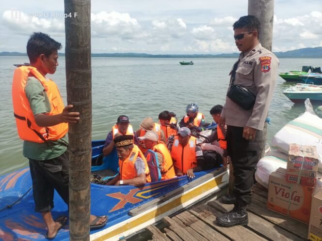 
					Danpos Pelayanan Dermaga Sei Bolong, Aipda Arya Agus Hasan, saat melakukan sosialisasi dan pemeriksaan penggunaan life jacket bagi penumpang speed boat,