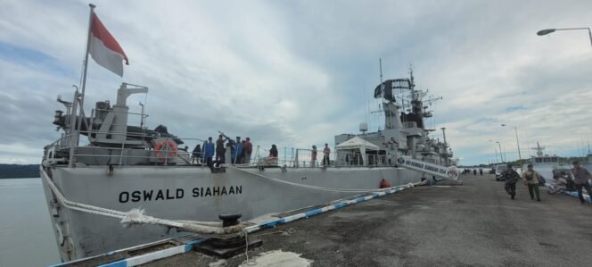 
					Kapal Perang KRI OWA-354, bersandar di LANAL Nunukan, dan menjadi destinasi wisata akhir pekan,