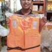 salah satu pelayan Toko Grosir Rita di Jamaker, menunjukkan pelampung yang sedang laris manis pasca kecelakaan SB Cinta Putri,