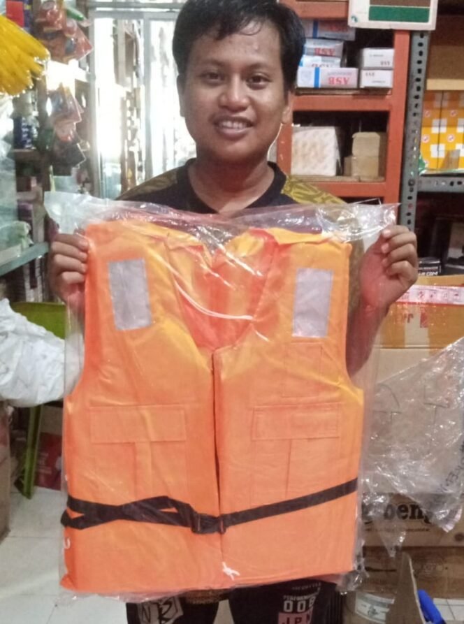 
					salah satu pelayan Toko Grosir Rita di Jamaker, menunjukkan pelampung yang sedang laris manis pasca kecelakaan SB Cinta Putri,