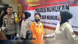 Bahdaniar alias Emi Binti Muhammad Idris (38), IRT 6 anak pembunuh kekasihnya yang merupakan tenaga honor Pemkab Nunukan, saat diamankan polisi,