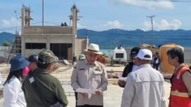 Anggota DPRD Nunukan, Andre Pratama dan Sadam Husein saat melakukan sidak proyek pembangunan prasarana Paras Perbatasan dengan anggaran Rp 9,7 miliar,